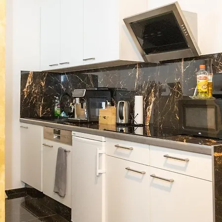 Lion 1 Apartment *