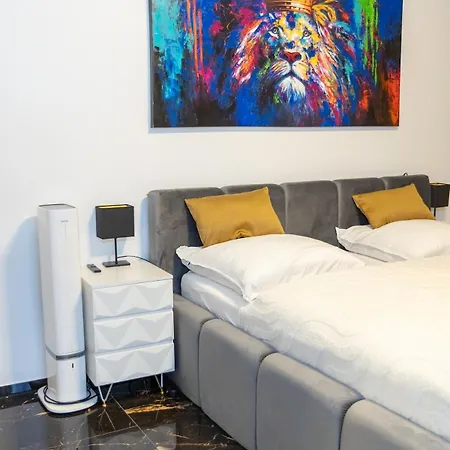 Lion 1 Apartment *
